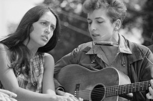 Singers Joan Baez and Bob Dylan perform together during the March on Washington for Jobs and Freedom in this August 28, 1963 file photo shot by U.S. Information Agency photographer Rowland Scherman and provided to Reuters by the U.S. National Archives in Washington on August 21, 2013. In the coming week, Washington will play host to an array of events marking the 50th anniversary of the march and the Rev. Martin Luther King Jr.'s "I Have A Dream" speech. REUTERS/Rowland Scherman/U.S. Information Agency/U.S. National Archives (UNITED STATES - Tags: POLITICS ANNIVERSARY ENTERTAINMENT) ATTENTION EDITORS - THIS IMAGE WAS PROVIDED BY A THIRD PARTY. FOR EDITORIAL USE ONLY. NOT FOR SALE FOR MARKETING OR ADVERTISING CAMPAIGNS.THIS PICTURE IS DISTRIBUTED EXACTLY AS RECEIVED BY REUTERS, AS A SERVICE TO CLIENTS